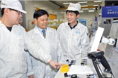 崔根良 以匠心連通世界，用善行點亮人心——記第六屆全國道德模范候選人、技術交流的踐行者